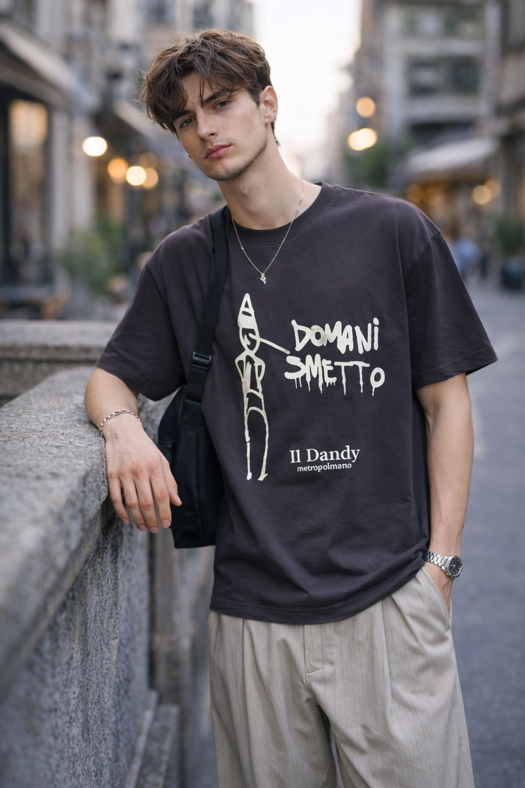 T-Shirt Nera con Stampa Oro “Il Dandy Metropolitano” – Icona Urban Luxury