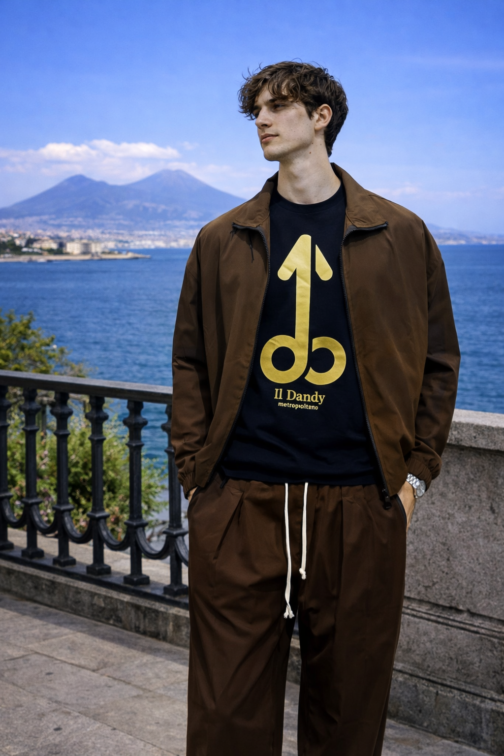 T-Shirt Nera con Stampa Oro “Il Dandy Metropolitano” – Icona Urban Luxury