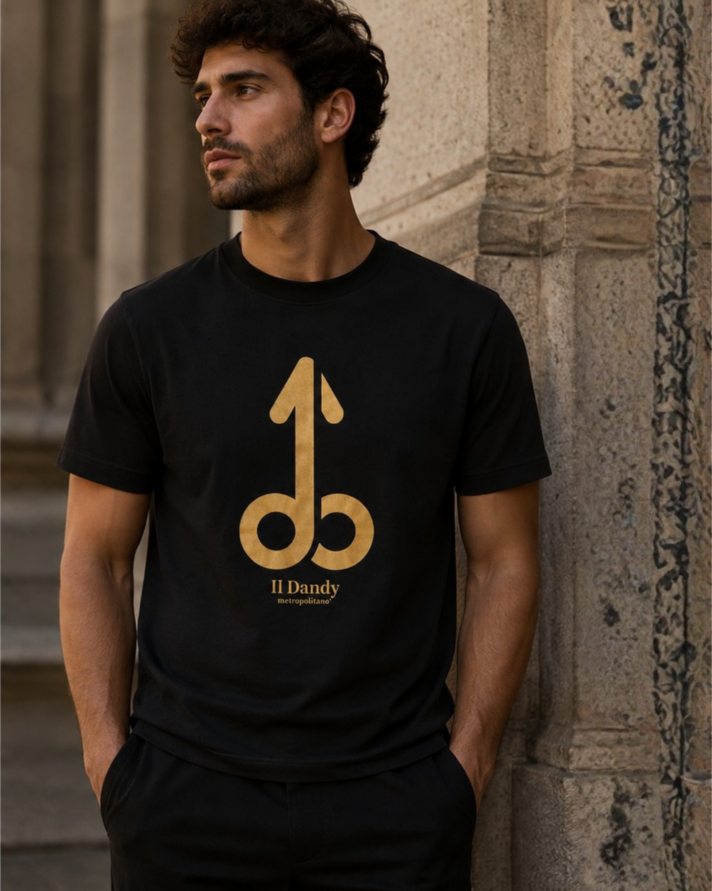 T-shirt Uomo Nera "Il Dandy Metropolitano" - Maxi Logo Iconico Oro