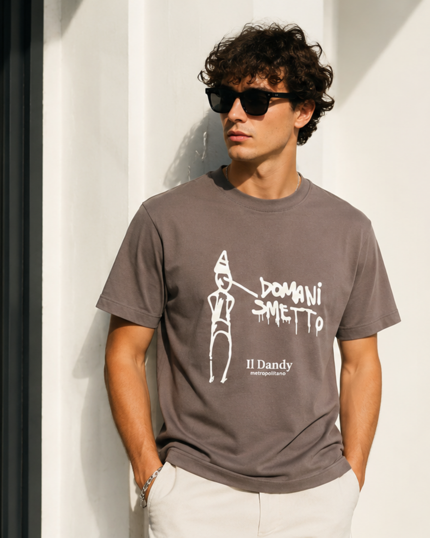 T-shirt Uomo Grigio Fango "Il Dandy Metropolitano" - Grafica "Domani Smetto" Fango