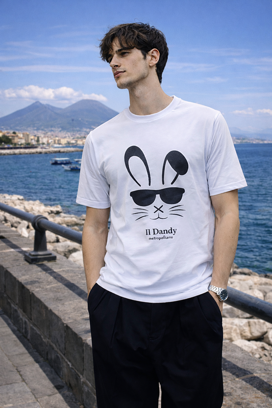 T-Shirt Bianca “Il Dandy Metropolitano” con Stampa Coniglio Nero